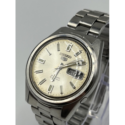 1387 - A 1970s Seiko 5 automatic 21 jewels day date 37mm men's wristwatch - ref. 6119-8083