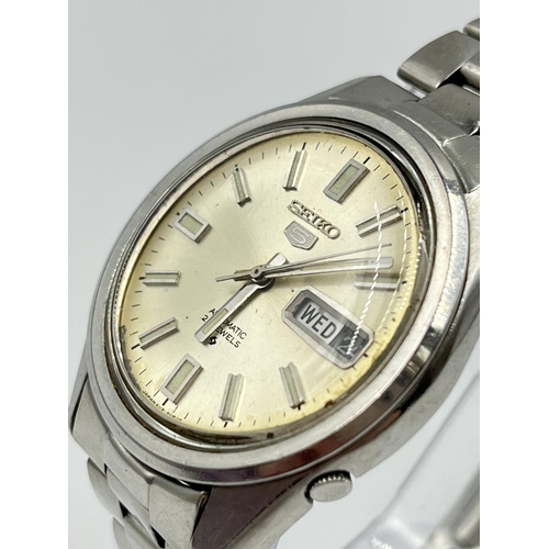 1387 - A 1970s Seiko 5 automatic 21 jewels day date 37mm men's wristwatch - ref. 6119-8083