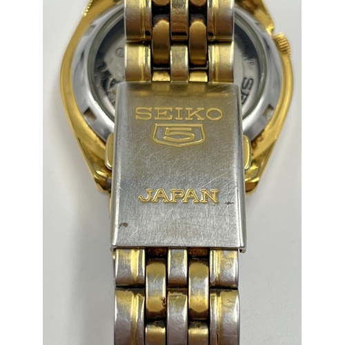 1388 - A Seiko 5 21 jewels automatic day date 37mm men's wristwatch - ref. 7S26-01V0