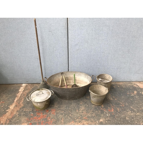 677 - Five items, two galvanised buckets, one galvanised twin handled tub - approx. 89cm wide, one Beldray... 