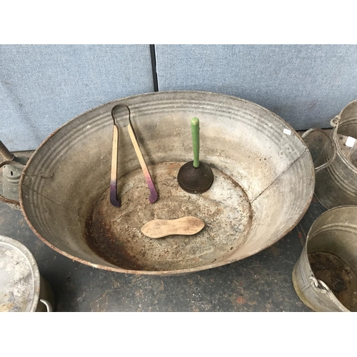 677 - Five items, two galvanised buckets, one galvanised twin handled tub - approx. 89cm wide, one Beldray... 