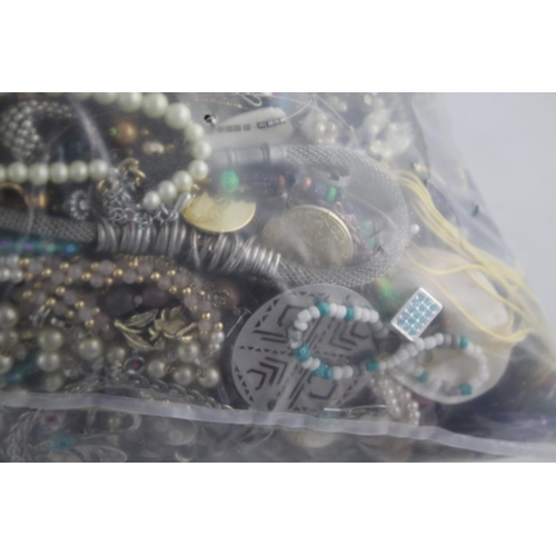 263 - Approx. 10kg of unsorted jewellery