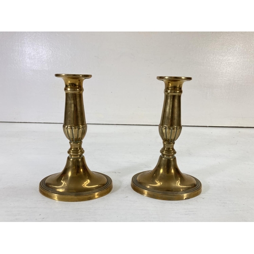 191 - A collection of assorted metalware to include a pair of brass candlesticks - approx. 16cm high, vint... 