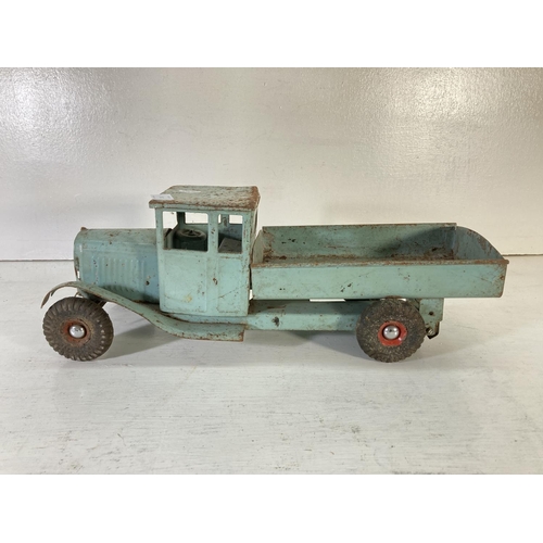 210 - A mid 20th century Tri-ang tin plate tipper lorry - approx. 17cm high x 18cm wide x 48cm long