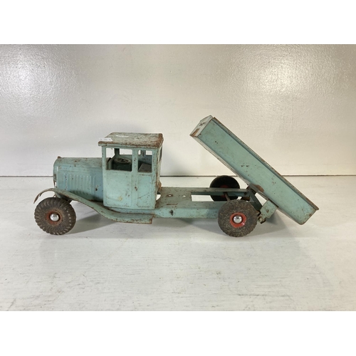 210 - A mid 20th century Tri-ang tin plate tipper lorry - approx. 17cm high x 18cm wide x 48cm long