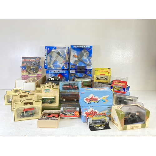 250 - A large collection of assorted boxed diecast model vehicles to include Gilbow exclusive first editio... 