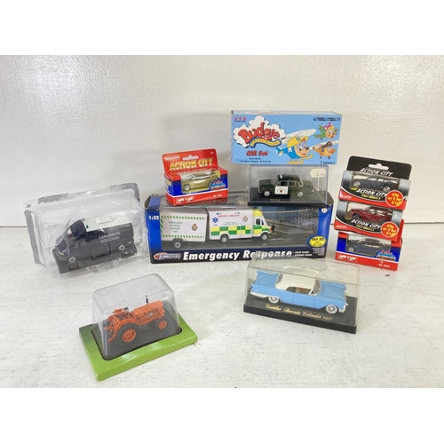 250 - A large collection of assorted boxed diecast model vehicles to include Gilbow exclusive first editio... 