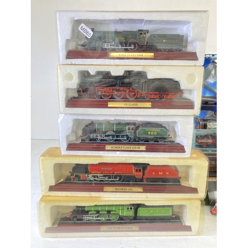 250 - A large collection of assorted boxed diecast model vehicles to include Gilbow exclusive first editio... 