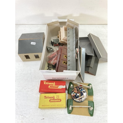 252 - A collection of vintage model railway to include boxed Meccano Ltd power control unit A3, boxed Horn... 