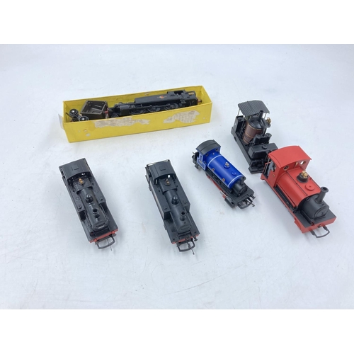 253Q - A collection of 'OO' gauge model railway accessories to include Hornby No.10 red locomotive, Tri-ang... 