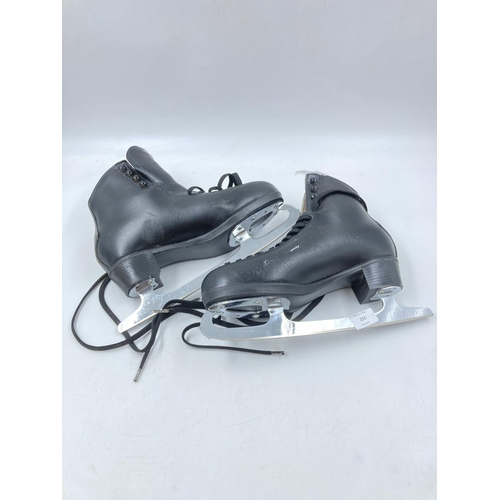 255 - A pair of Risport Laser black ice skates, size 44 (UK 9.5)