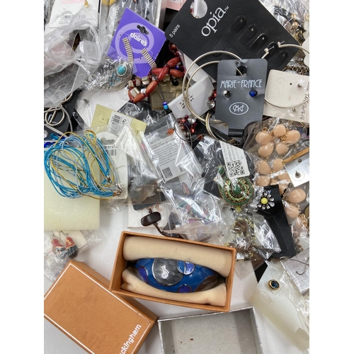 259 - A box containing a large quantity of assorted costume jewellery to include necklaces, earrings, Doro... 