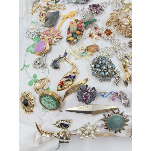 271 - Approx. 100 vintage brooches to include butterfly, filigree, panda etc.