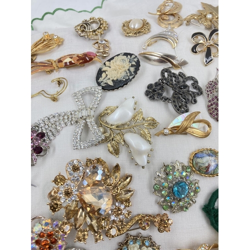 271 - Approx. 100 vintage brooches to include butterfly, filigree, panda etc.