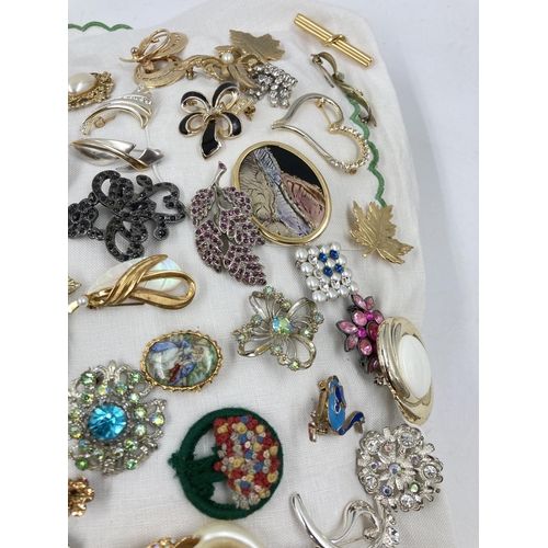 271 - Approx. 100 vintage brooches to include butterfly, filigree, panda etc.