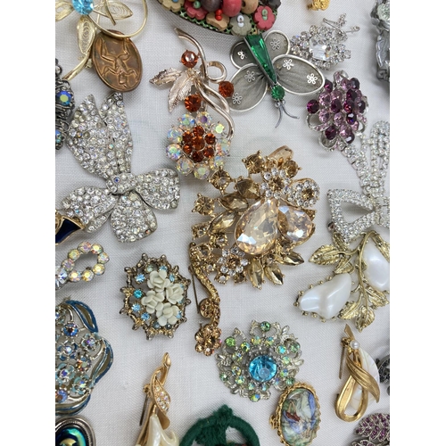 271 - Approx. 100 vintage brooches to include butterfly, filigree, panda etc.