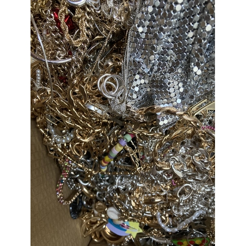 286 - A box containing a large quantity of assorted costume jewellery