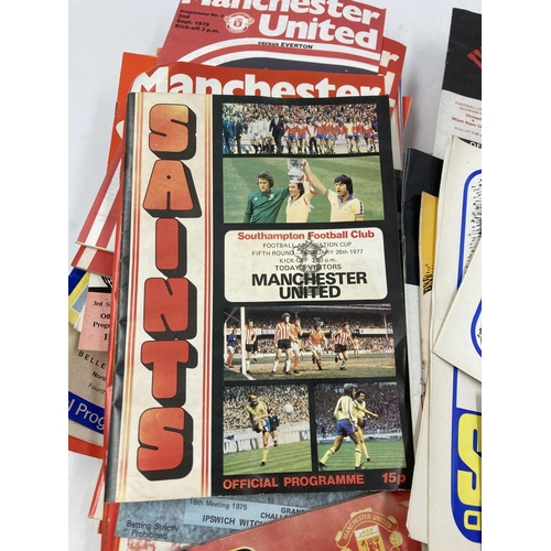 293 - A collection of 1960s/70s sports programs to include Ipswich Speedway, Manchester United, Sheffield ... 