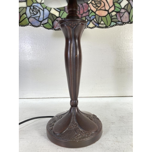 309C - A Tiffany style table lamp with rose design - approx. 50cm high and shade approx. 40cm diameter