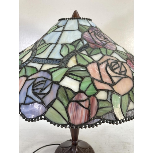 309C - A Tiffany style table lamp with rose design - approx. 50cm high and shade approx. 40cm diameter