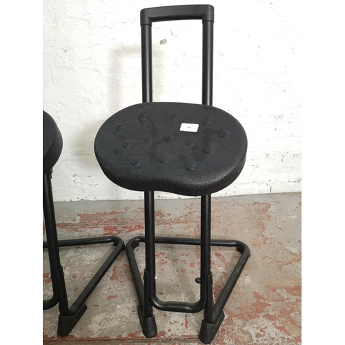 390 - A pair of modern black tubular metal adjustable sit/stand stools with padded seats - approx. 86cm hi... 