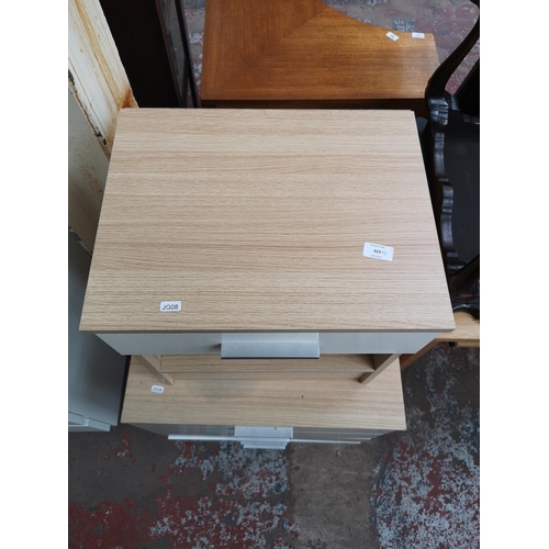 424 - A modern oak effect and white laminate chest of four drawers - approx. 72.5cm high x 60cm wide x 40c... 