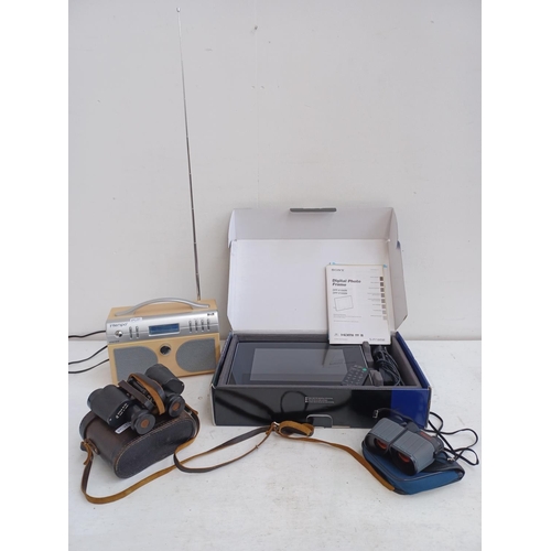 577 - Four items, one Intempo PG-01 DAB/FM radio with power adapter, one boxed Sony S-frame DPF-V1000N 10.... 