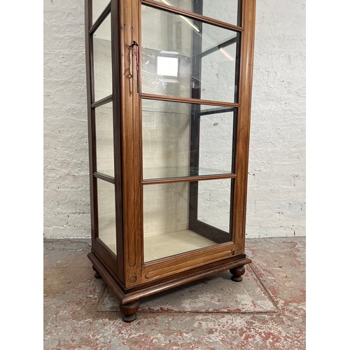 429 - A 19th century style simulated rosewood and glass display cabinet with single door and four internal... 