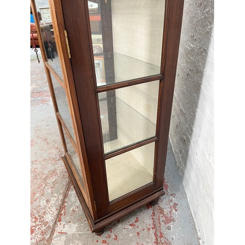 429 - A 19th century style simulated rosewood and glass display cabinet with single door and four internal... 