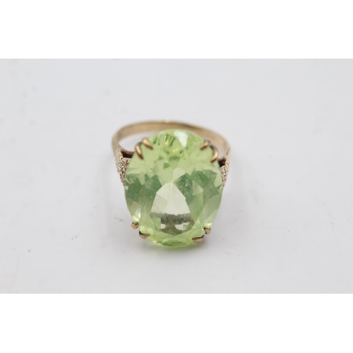 1003 - A 9ct gold green synthetic spinel cocktail ring, size R - approx. gross weight 7.9 grams