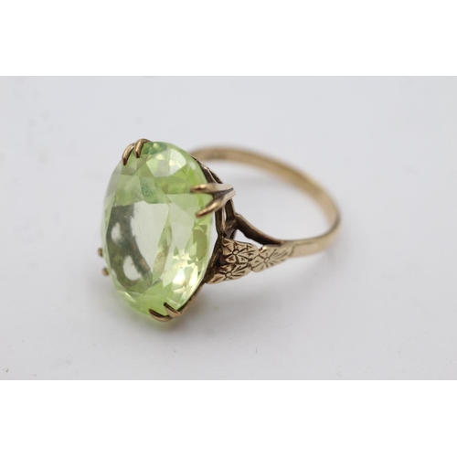 1003 - A 9ct gold green synthetic spinel cocktail ring, size R - approx. gross weight 7.9 grams