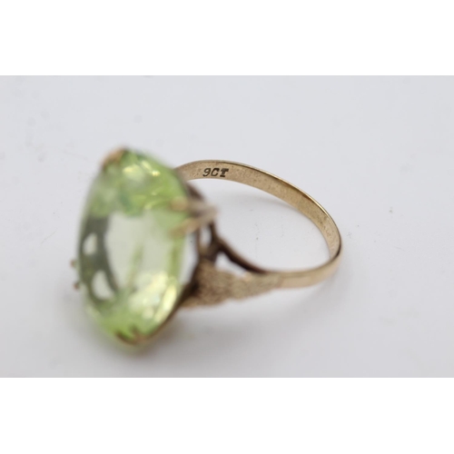 1003 - A 9ct gold green synthetic spinel cocktail ring, size R - approx. gross weight 7.9 grams