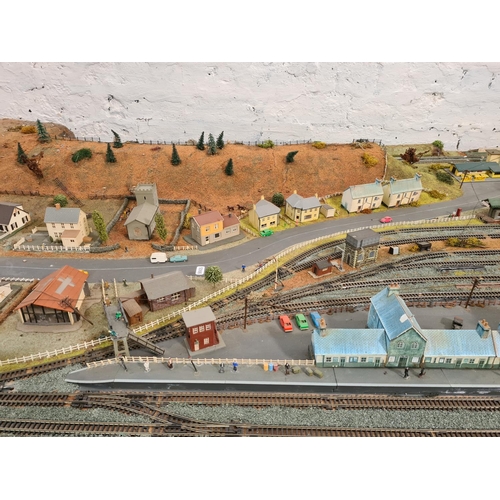 101 - A large N gauge model railway layout - approx. 200cm x 110cm