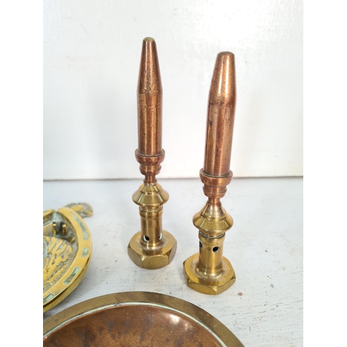 63A - A small collection of brass and copper ware to include four RG 5.56 bullets, horse shoe door knocker... 