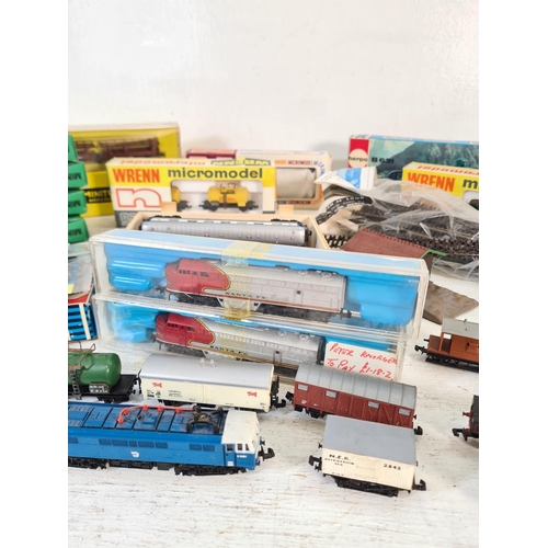 72 - A collection of assorted N gauge model railway accessories to include boxed Wrenn micromodel 201 die... 