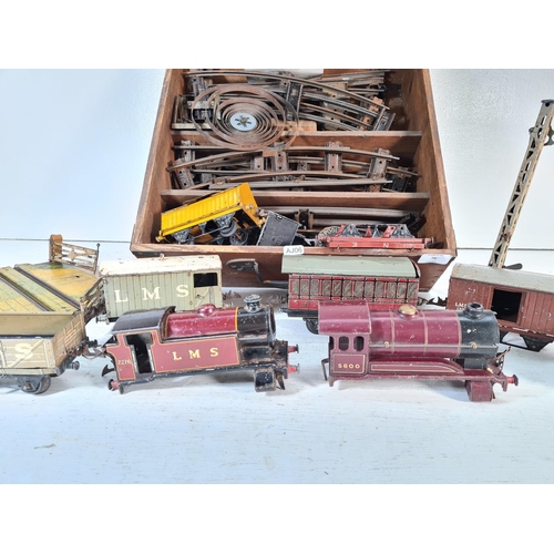 79 - A collection of vintage Hornby tin plate clockwork O gauge model railway accessories to include loco... 