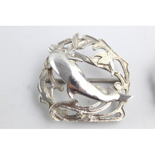 1235 - A hallmarked .925 silver dolphin belt buckle - approx. gross weight 77 grams and diameter 12.5cm