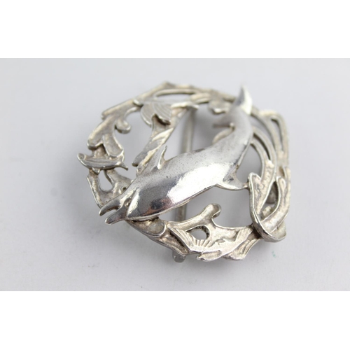 1235 - A hallmarked .925 silver dolphin belt buckle - approx. gross weight 77 grams and diameter 12.5cm