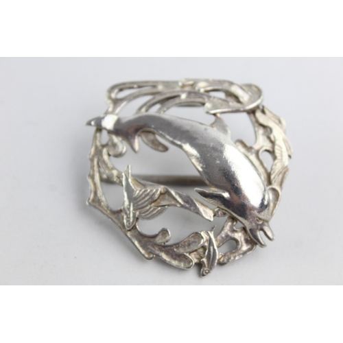 1235 - A hallmarked .925 silver dolphin belt buckle - approx. gross weight 77 grams and diameter 12.5cm