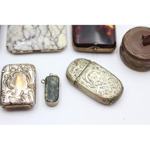 1248 - Eight vintage tobacciana items to include snuff box, vesta cases etc.