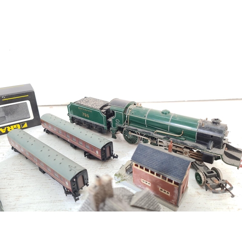 98 - A collection of N gauge model railway accessories to include Graham Farish No. 1701 General Purpose ... 