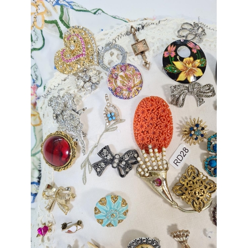 112 - Approx. 89 assorted vintage brooches