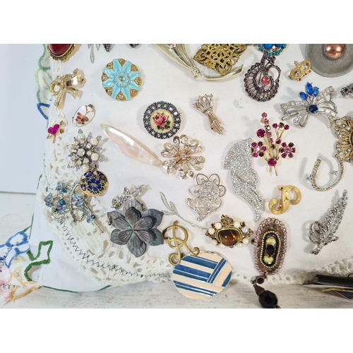 112 - Approx. 89 assorted vintage brooches