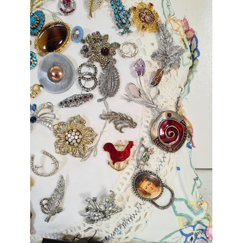 112 - Approx. 89 assorted vintage brooches