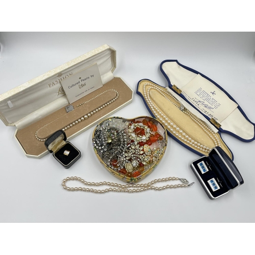 1080 - A collection of assorted vintage costume jewellery to include cultured pearl necklace, brooches etc.