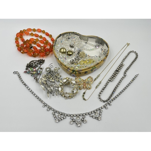 1080 - A collection of assorted vintage costume jewellery to include cultured pearl necklace, brooches etc.