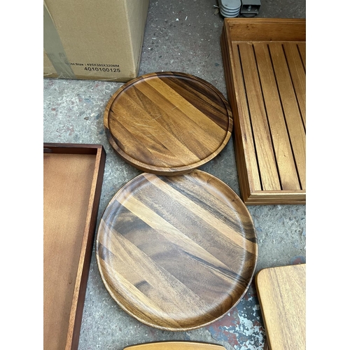 640 - A collection of treenware to include Acacia chopping boards etc.