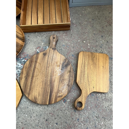 640 - A collection of treenware to include Acacia chopping boards etc.