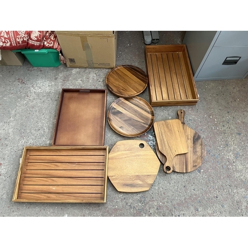 640 - A collection of treenware to include Acacia chopping boards etc.