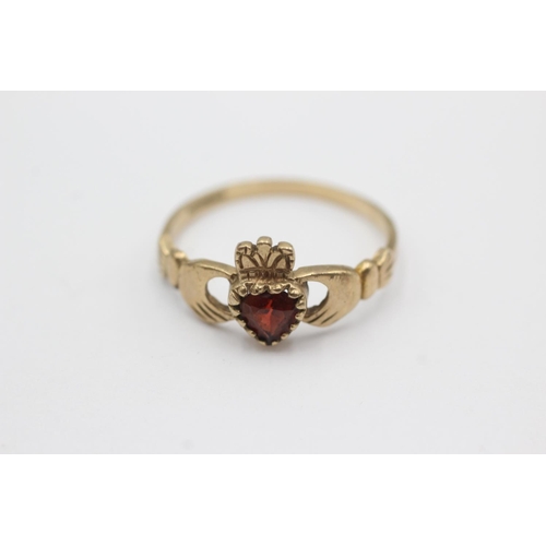 1026 - A hallmarked Birmingham 9ct gold garnet claddagh ring, size R½ - approx. gross weight 2 grams